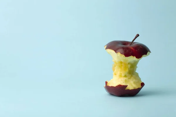 Núcleo Maçã Fundo Azul Conceito Comida Fruta Vegetariano — Fotografia de Stock