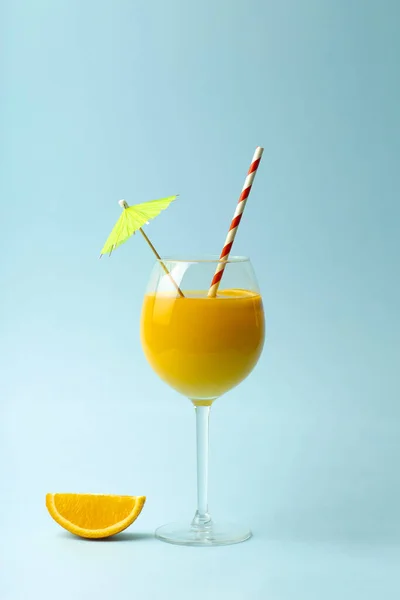 Zomerdrankjes Concept Sinaasappelsap Een Glazen Beker Een Gekleurde Blauwe Achtergrond — Stockfoto