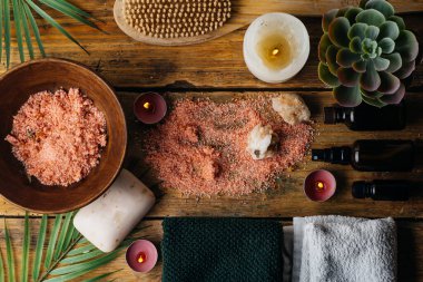 Spa arka plan konsepti. Kozmetik yağı, parfüm ve aroma tuzu aromaterapi, masaj, duş ve rahatlama için. 