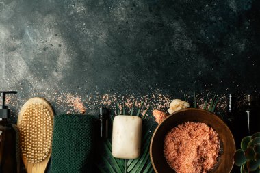 Spa arka plan konsepti. Kozmetik yağı, parfüm ve aroma tuzu aromaterapi, masaj, duş ve rahatlama için. 