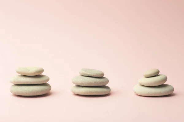 Zen Hintergrund Rosa Farbe Mit Japanischen Steinen Steintürmen Für Wellness — Stockfoto