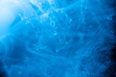 Soyut mavi arkaplan. Suda yüzen mavi boyalı sıvı bir arka plan. Psikedelik ve sanat konsepti