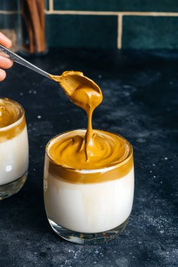 Dalgona kahve içme geçmişi. Kremalı kahve, şeker ve sütle yapılan Kore kahvesi.. 