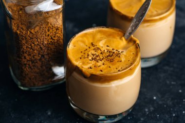 Dalgona kahve içme geçmişi. Kremalı kahve, şeker ve sütle yapılan Kore kahvesi.. 