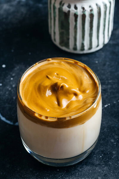 Кофейный фон Далгона. Корейский кофе, приготовленный из взбитых растворимого кофе, сахара и молока
. 