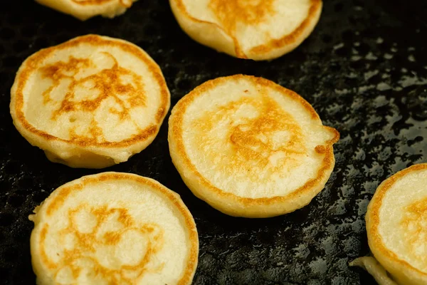 Małe Naleśniki Śniadanie Małe Naleśniki Gotowane Patelni Kuchni — Zdjęcie stockowe