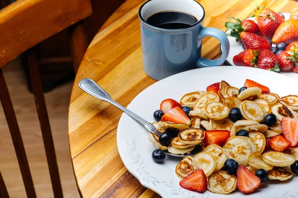 Winzige Pfannkuchen Zum Frühstück Pfannkuchen Mit Erdbeeren Und Blaubeeren Werden — Stockfoto