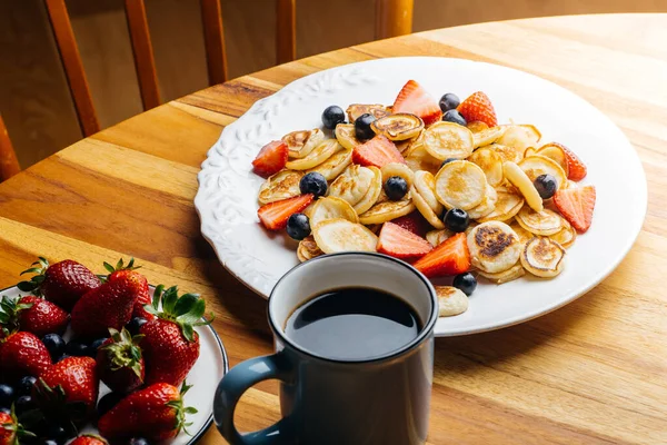 Pequeños Panqueques Para Desayunar Panqueques Con Fresas Arándanos Cocinados Por — Foto de Stock