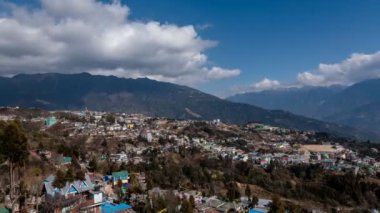Tawang Kasabasında Bulutlar Taşınıyor