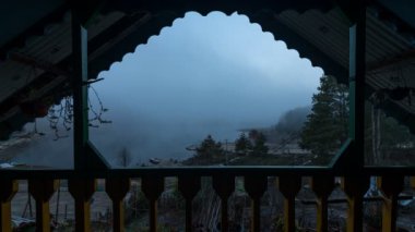 Arunachal 'da Tahta Ev' in Üzerinde Sis Zaman Kaynağı