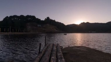Arunachal Pradesh, Hindistan 'daki Sikhe Gölü' nde günbatımı zamanı.