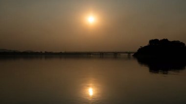 Brahmaputra Nehri 'nde Günbatımı Zamanı