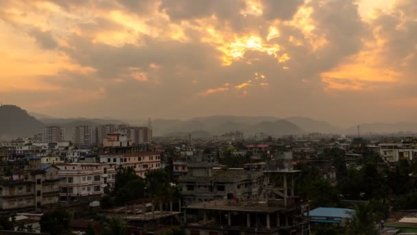 Zeitraffer Bei Sonnenuntergang Über Der Stadt Nordosten Indiens — Stockvideo