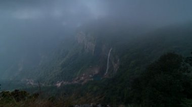 Meghalaya 'daki Nohkalikai Şelalesinde zaman aşımı
