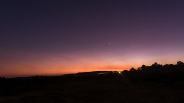 Günbatımından gece gökyüzüne zaman ayarlı