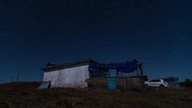 Gece gökyüzü zamanı meghalaya 'da geçiyor.