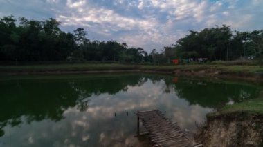 Göl zamanının günbatımı yansıması