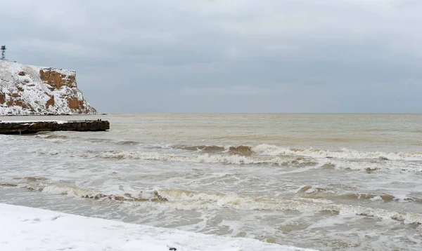 Зимний пляж на побережье Черного моря в Крыму — стоковое фото