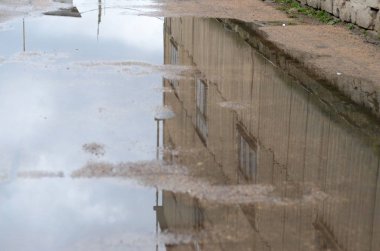 bir havuzu üzerinde kar maskesi Kırım