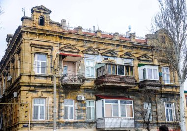 Evpatorya Crimea'da sokaklarında yürürken