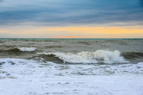 Волны на побережье Черного моря Крыма — стоковое фото