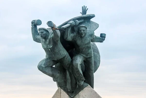 Ein Denkmal an der Uferpromenade der Krim jewpatoria — Stockfoto