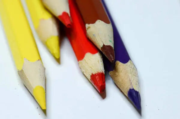 Crayones multicolores en la mesa — Foto de Stock