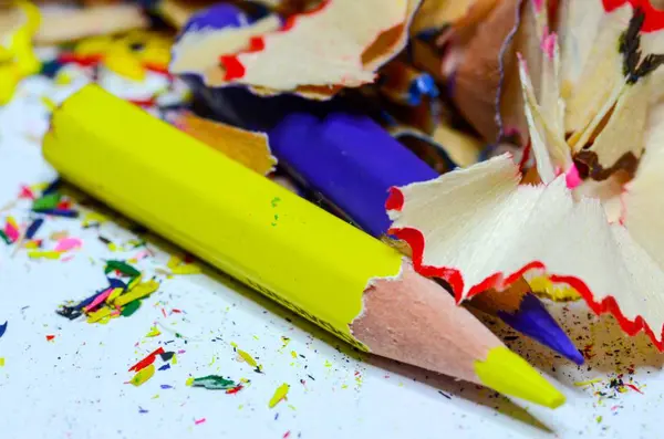 Crayones multicolores en la mesa — Foto de Stock