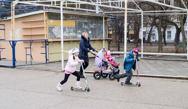 Børns spil på havnefronten Yevpatoria Krim - Stock-foto