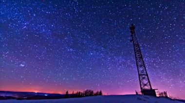 Gece gökyüzünde yıldızların izleri, uzun pozlar..