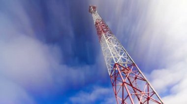 Kule. Kule ve gökyüzü. bulutlar ve yükseklik kulesi. Telekom verici gökyüzü ve bulutlar.