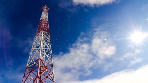 Torre. Torre e céu. nuvens e torre de altura. Telecomunicações transmissor no céu e nuvens . — Vídeo de Stock