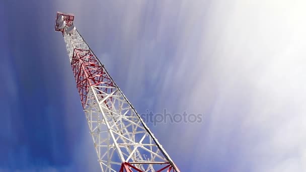 Башня. Башня и небо. облака и высота башни. Телекоммуникационный передатчик на небе и в облаках . — стоковое видео