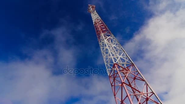 Tower. Tornet och sky. moln och tornets höjd. Telekom sändare på himmel och moln. — Stockvideo