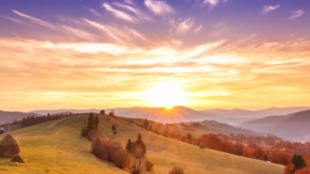 Hermoso paisaje con colinas y mountais — Vídeos de Stock