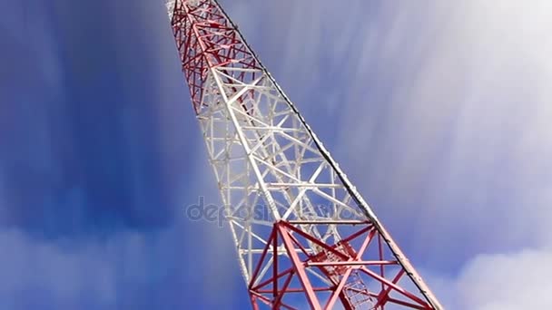 塔。塔和天空。云彩和高度塔。电信发射机在天空和云. — 图库视频影像