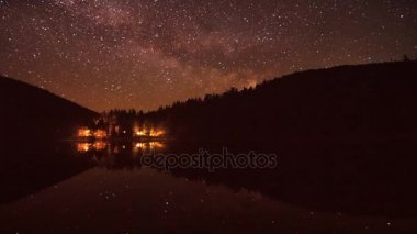Güzel bir gece gökyüzü göl yansıması