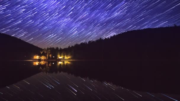 Hermosa reflexión cielo nocturno en el lago — Vídeos de Stock