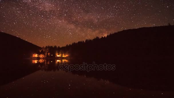 Прекрасне відображення нічного неба на озері — стокове відео