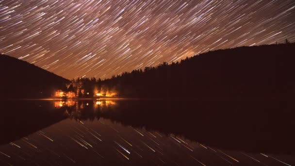 Belle réflexion du ciel nocturne sur le lac — Video