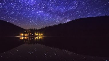 Güzel bir gece gökyüzü göl yansıması