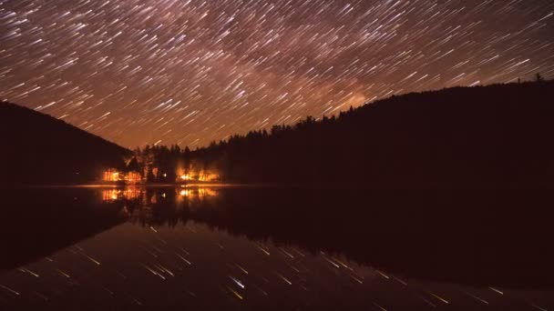 Hermosa reflexión cielo nocturno en el lago — Vídeos de Stock