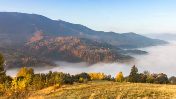 Όμορφο τοπίο με λόφους και mountais — Αρχείο Βίντεο