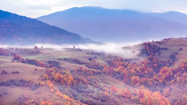 Красивий краєвид з пагорбами і горами — стокове відео