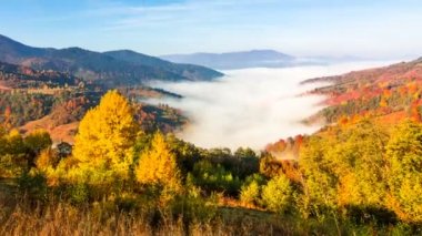 Tepeleri ve dağları olan güzel bir manzara.