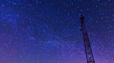 Gece gökyüzünde yıldızların izleri, uzun pozlar..
