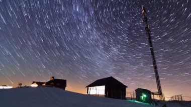Günbatımı ve dusk Karpat dağ silsilesi içinde yıldızlara.
