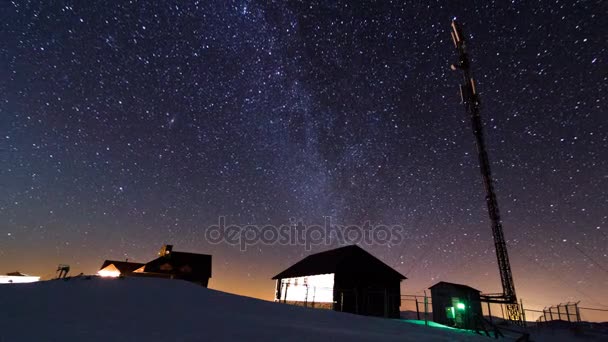 Puesta de sol y estrellas al atardecer en la cordillera de los Cárpatos . — Vídeos de Stock