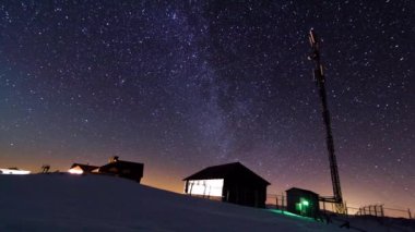 Günbatımı ve dusk Karpat dağ silsilesi içinde yıldızlara.