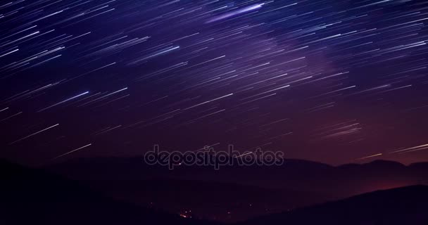 Trazas de estrellas contra el cielo nocturno, disparo larga exposición. — Vídeos de Stock